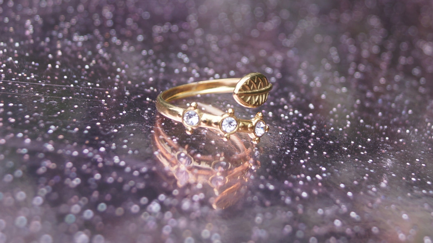 Zirconia Leaf Design Gold Ring